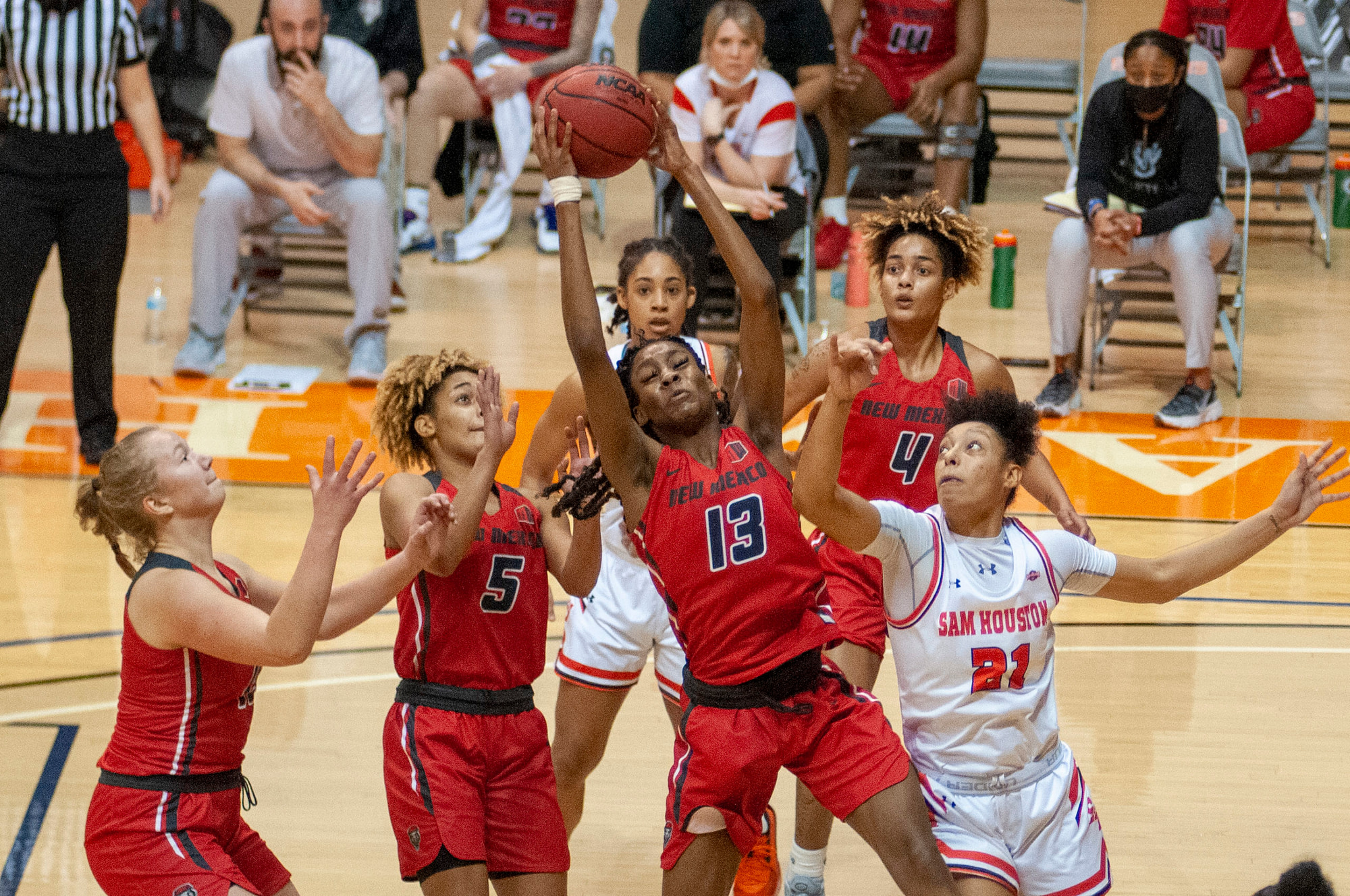 Lobos Overcome Poor 1st Quarter And Defeat Sam Houston State