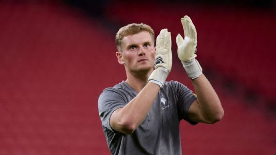 Spurs sign keeper Kinsky amid injury crisis