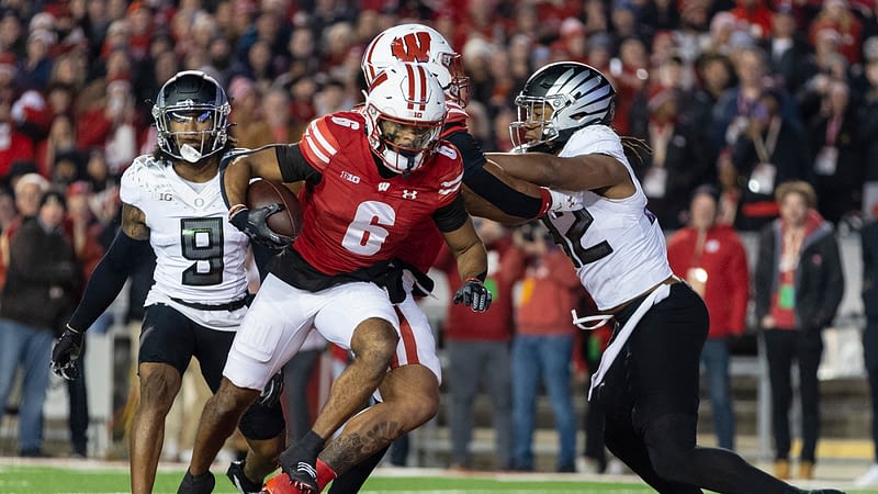Nail-biting action unfolds as Oregon Ducks edge Wisconsin in thrilling college football showdown of the week