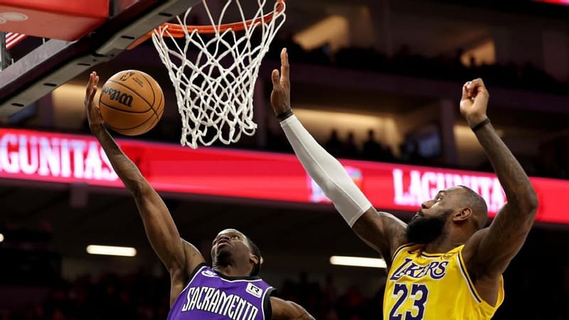LeBron leaps Kareem again as L.A. gets on track