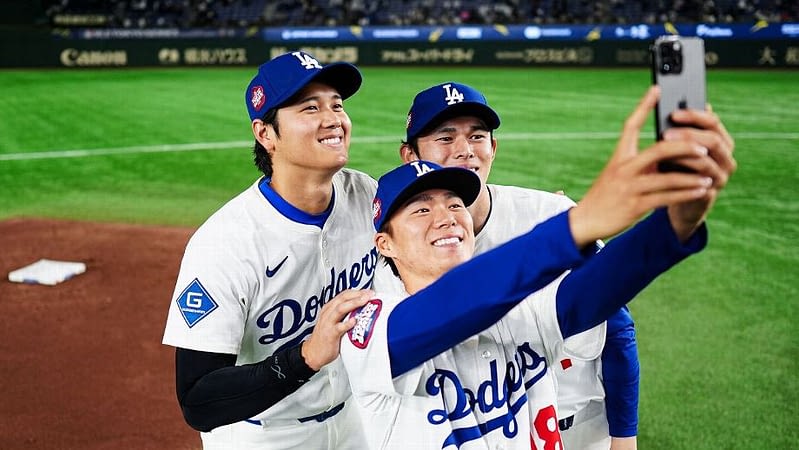 Already 2-0, Dodgers are the center of the spectacle on Opening Day