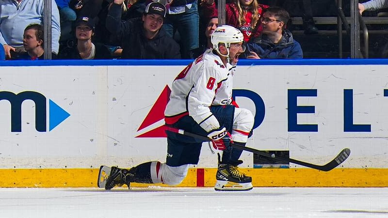 Ovechkin moves 9 behind Gretzky with 885th goal
