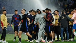 'Gentleman' Flick pulls Barça off field before party