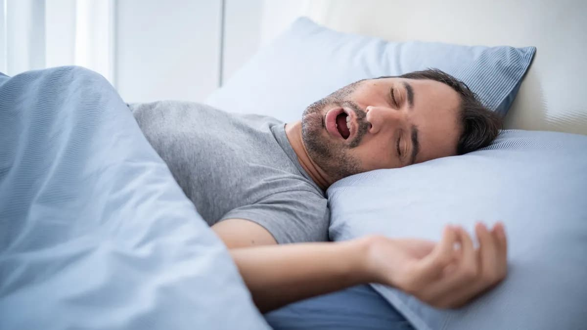 How to Stop Using Your Phone Before Bed [10 Proven Tips]