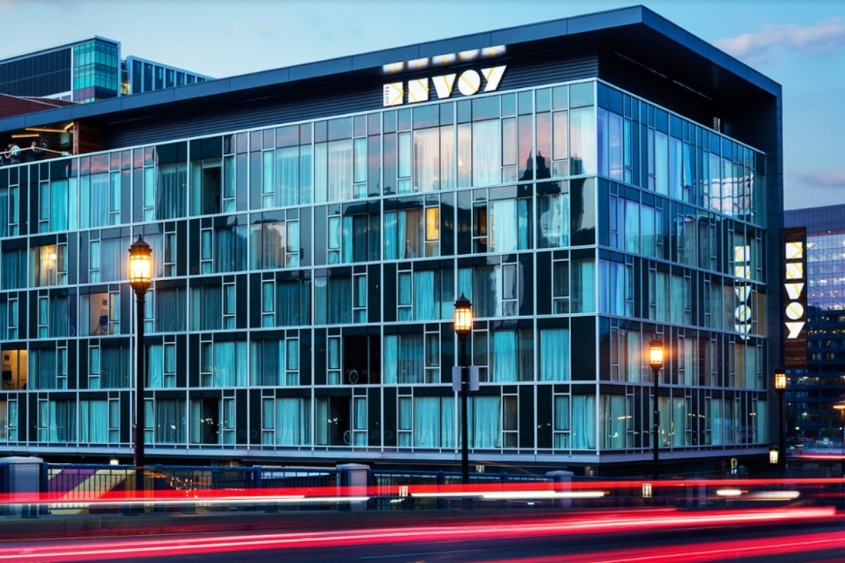 Envoy_Hotel_Custom_Glass_01
