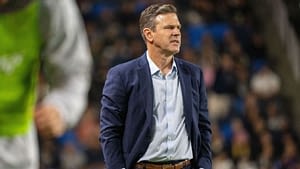 Galaxy extend coach despite record winless start