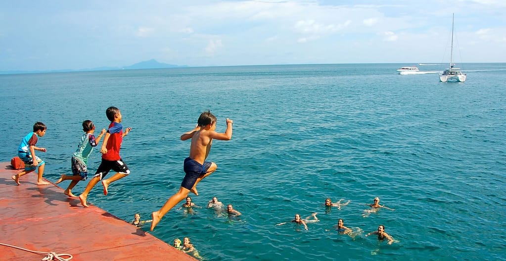 enfants sautant d'un bateau à krabi 