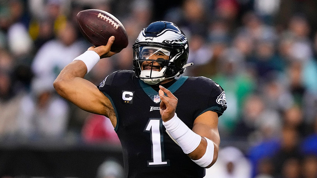 Jalen Hurts leads Eagles to first-round bye in win over Giants