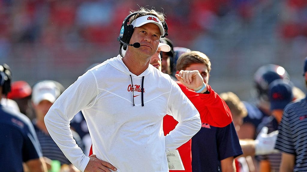 Lane Kiffin shoves his own player after tight end commits false start