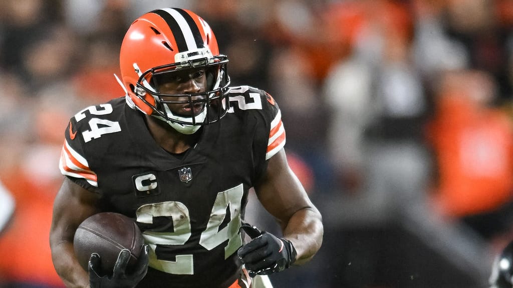 Nick Chubb runs through Steelers’ defense as Browns wipe out division rival