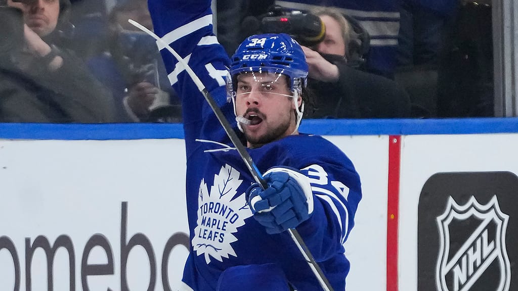 Auston Matthews gives Maple Leafs series lead over Lightning, Stanley Cup champs on the ropes