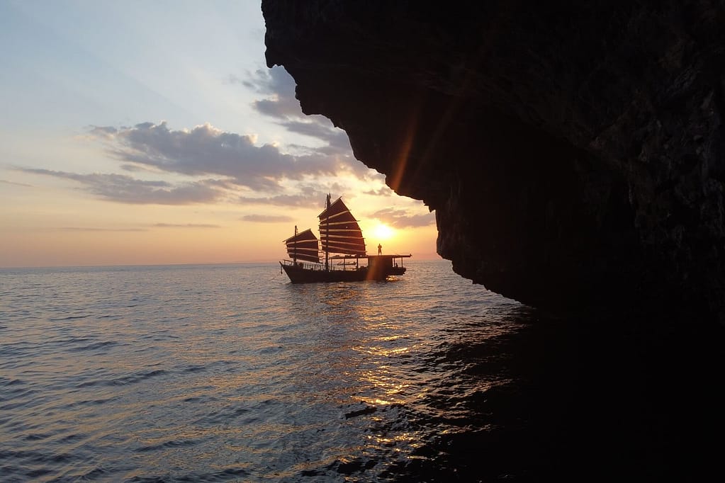 crucero al atardecer en krabi, enmarcado por las islas calizas de krabi
