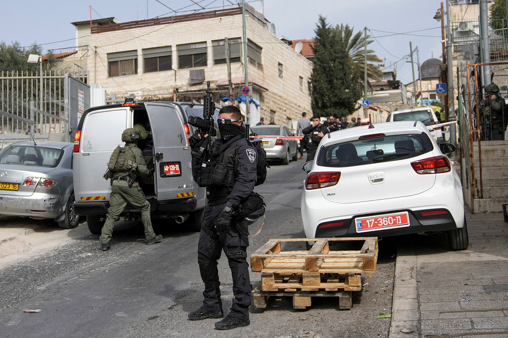2 wounded in new Jerusalem attack, Israeli paramedics say
