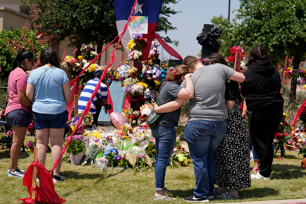 Texas mall shooting victims include guard, young sisters