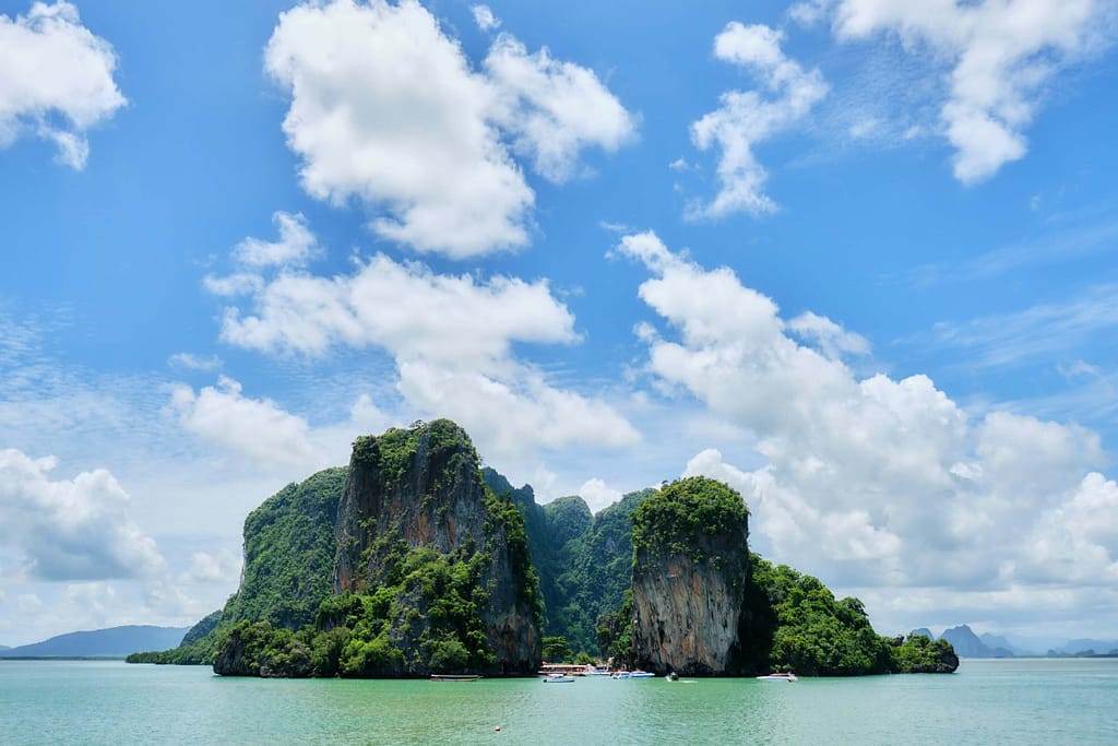 Una isla de Tailandia rodeada de aguas azules