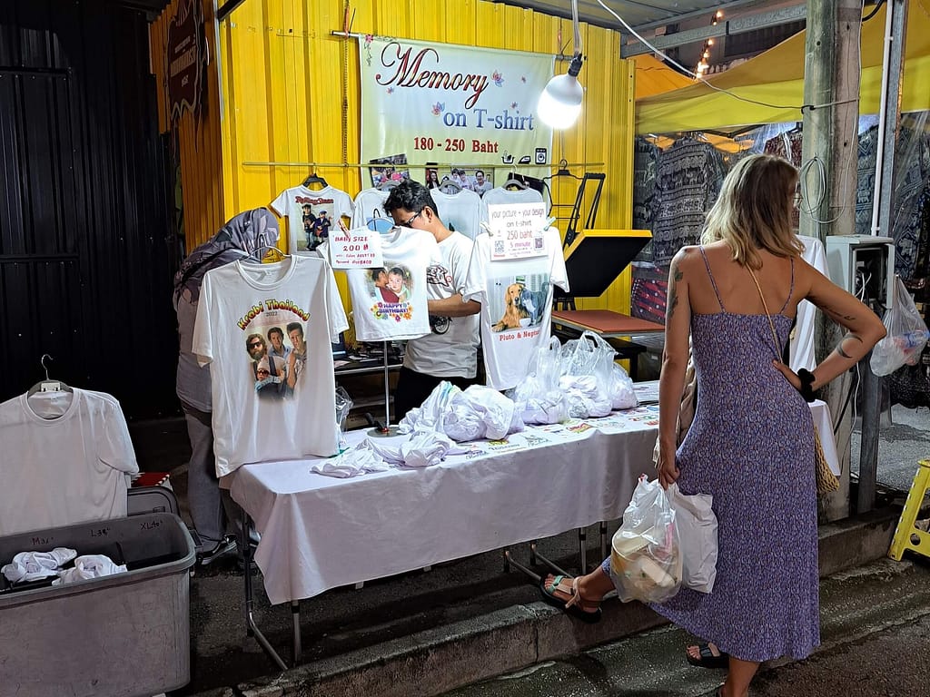 étals de vêtements au marché de nuit de Krabi