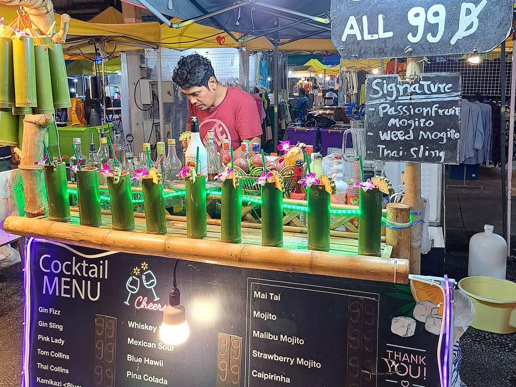 un stand de cocktails et de boissons au marché de nuit de krabi