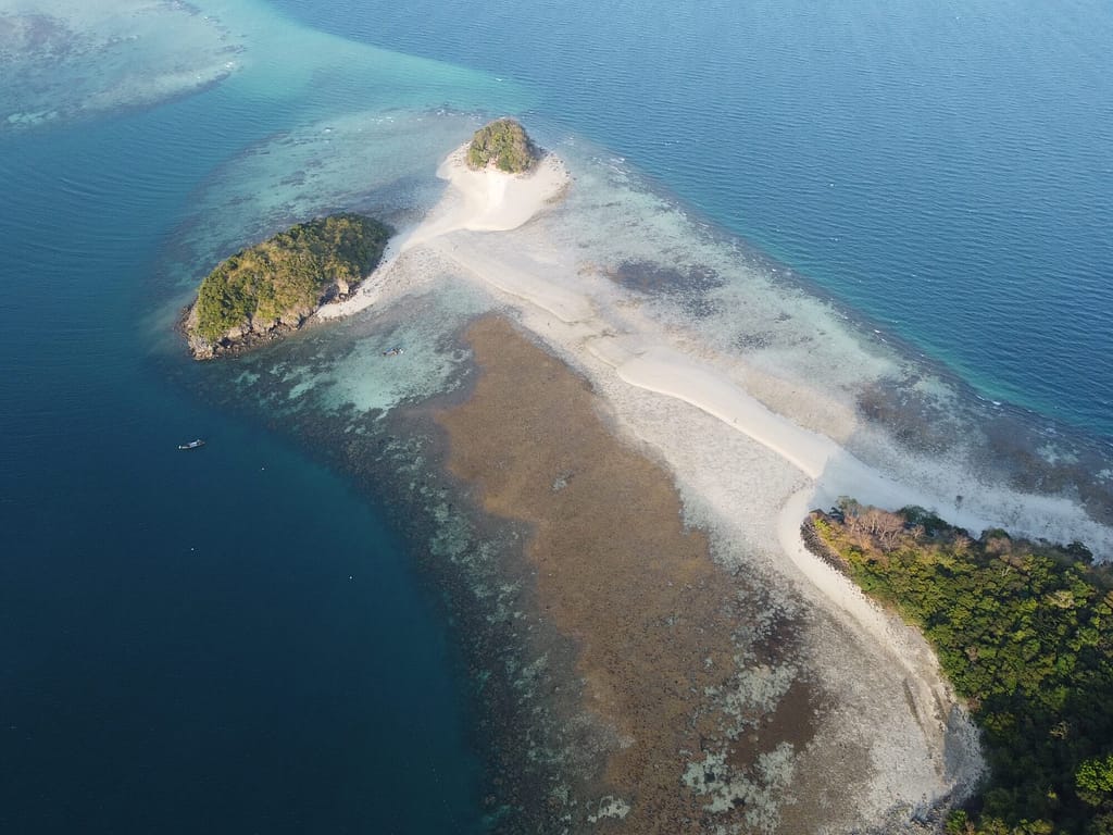Banco de arena krabi de la isla de Tup en marea baja
