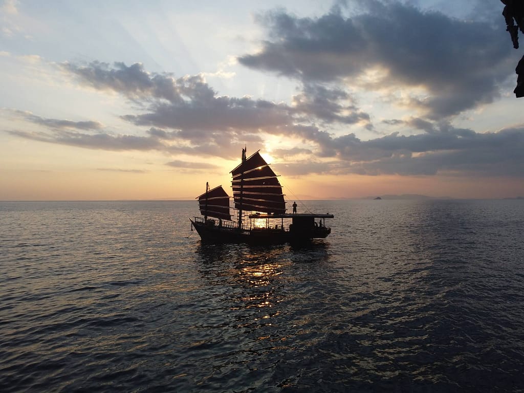 gran barco al atardecer en krabi tailandia