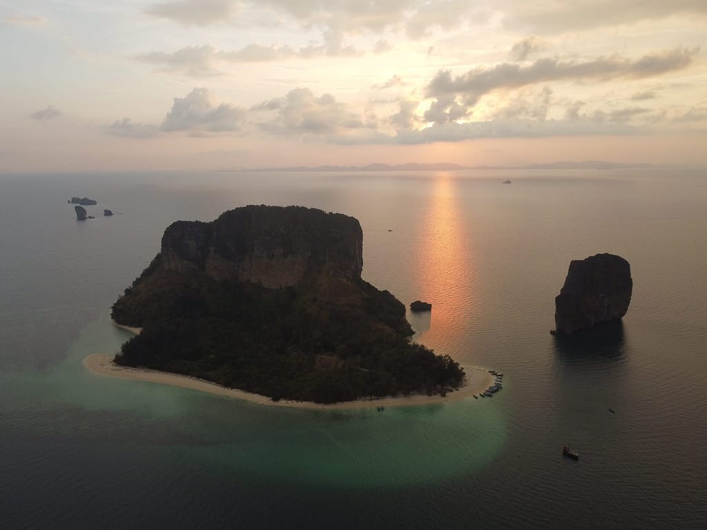 puesta de sol en la isla de poda - vista desde un dron