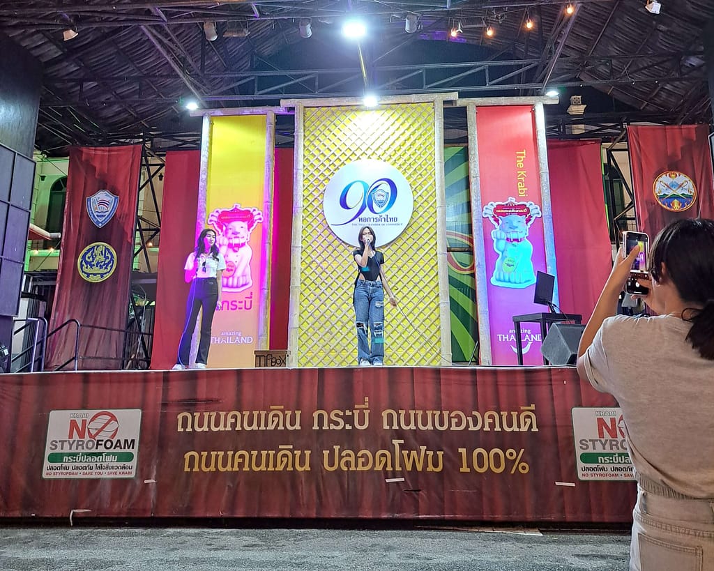 chanteurs et spectacles au marché de nuit de krabi