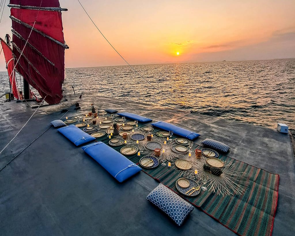 paseo en barco por la cubierta superior de krabi al atardecer con cena de lujo