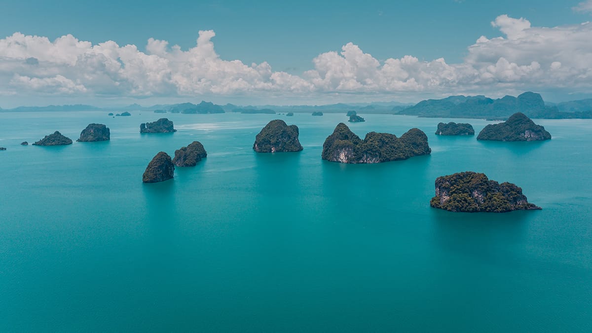 la petite île au large de Krabi, Thaïlande 5 grandes îles au premier plan, avec d'autres îles et le continent à l'arrière-plan