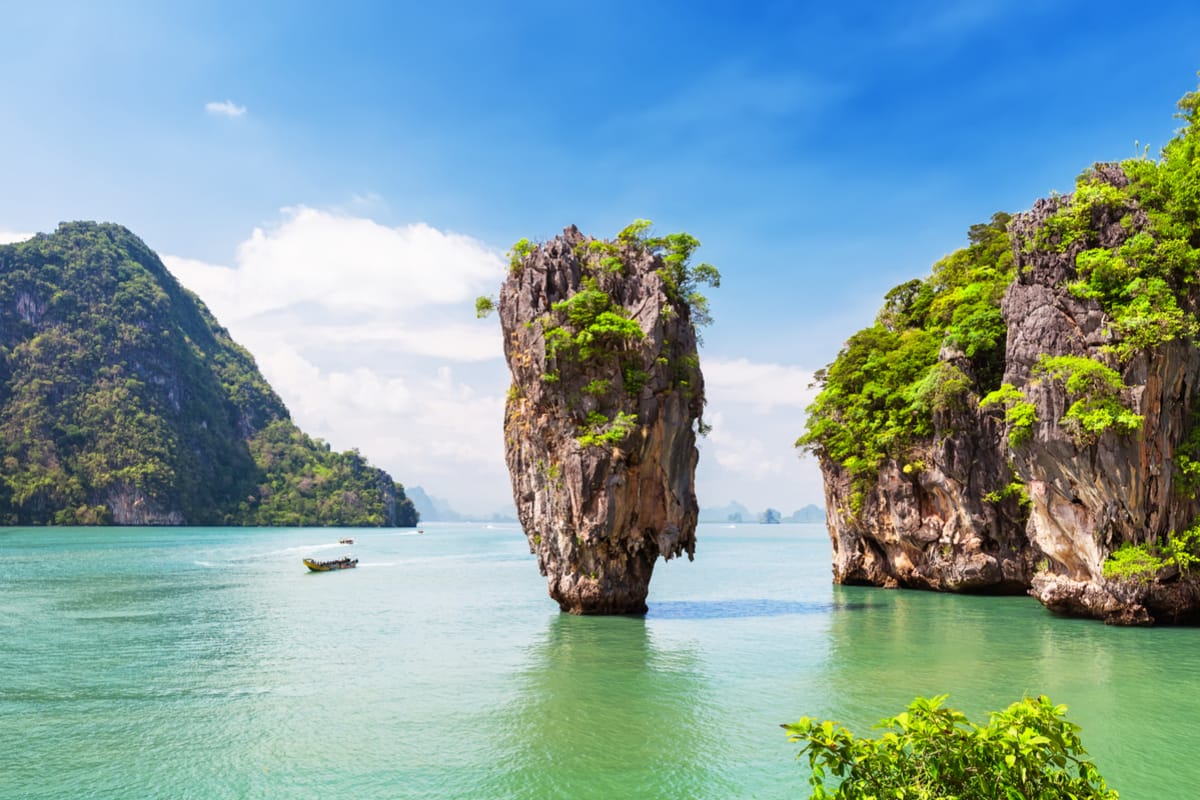 Khao Phing Kan, también conocida como la isla de James Bond, una roca caliza en medio del mar que parece desafiar a la gravedad con una base delgada y una cima ancha.