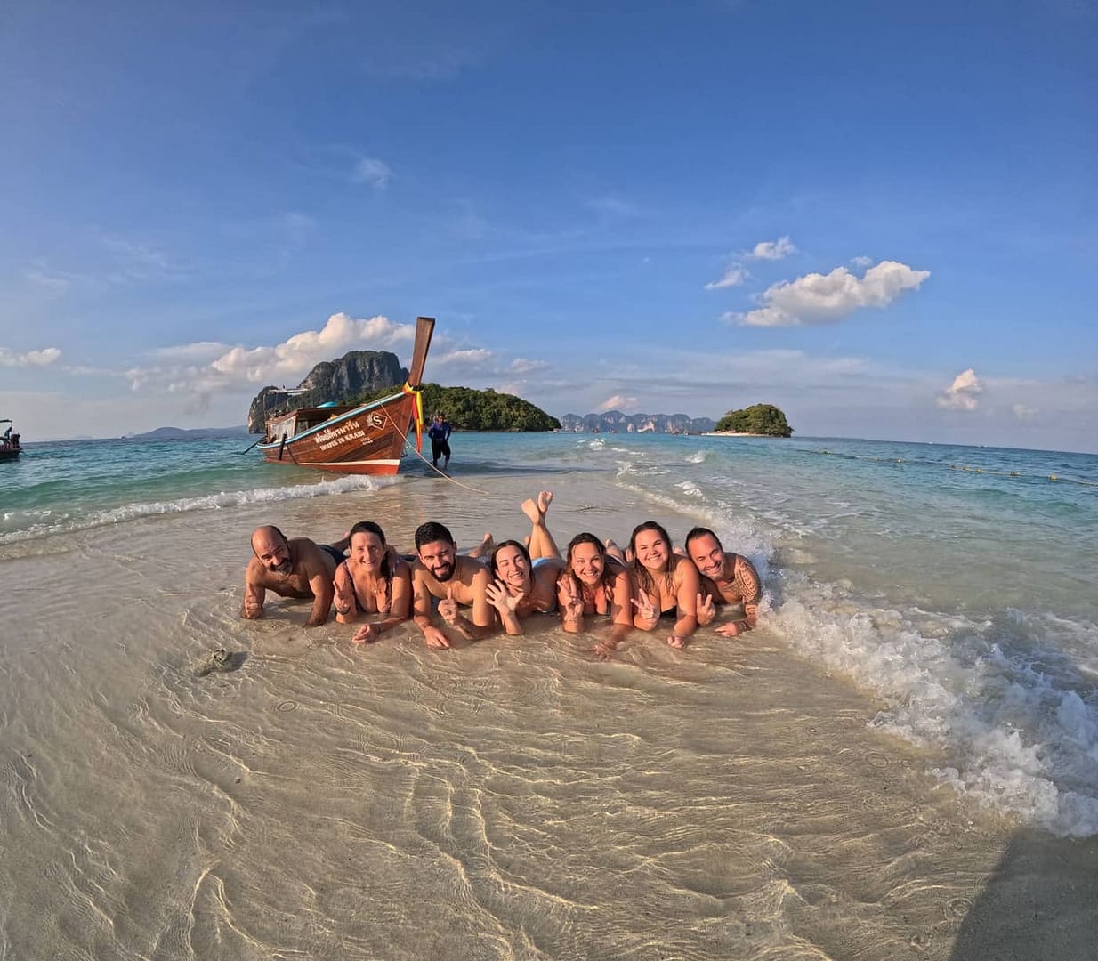 Huéspedes relajándose en aguas poco profundas en un banco de arena de una isla de Krabi