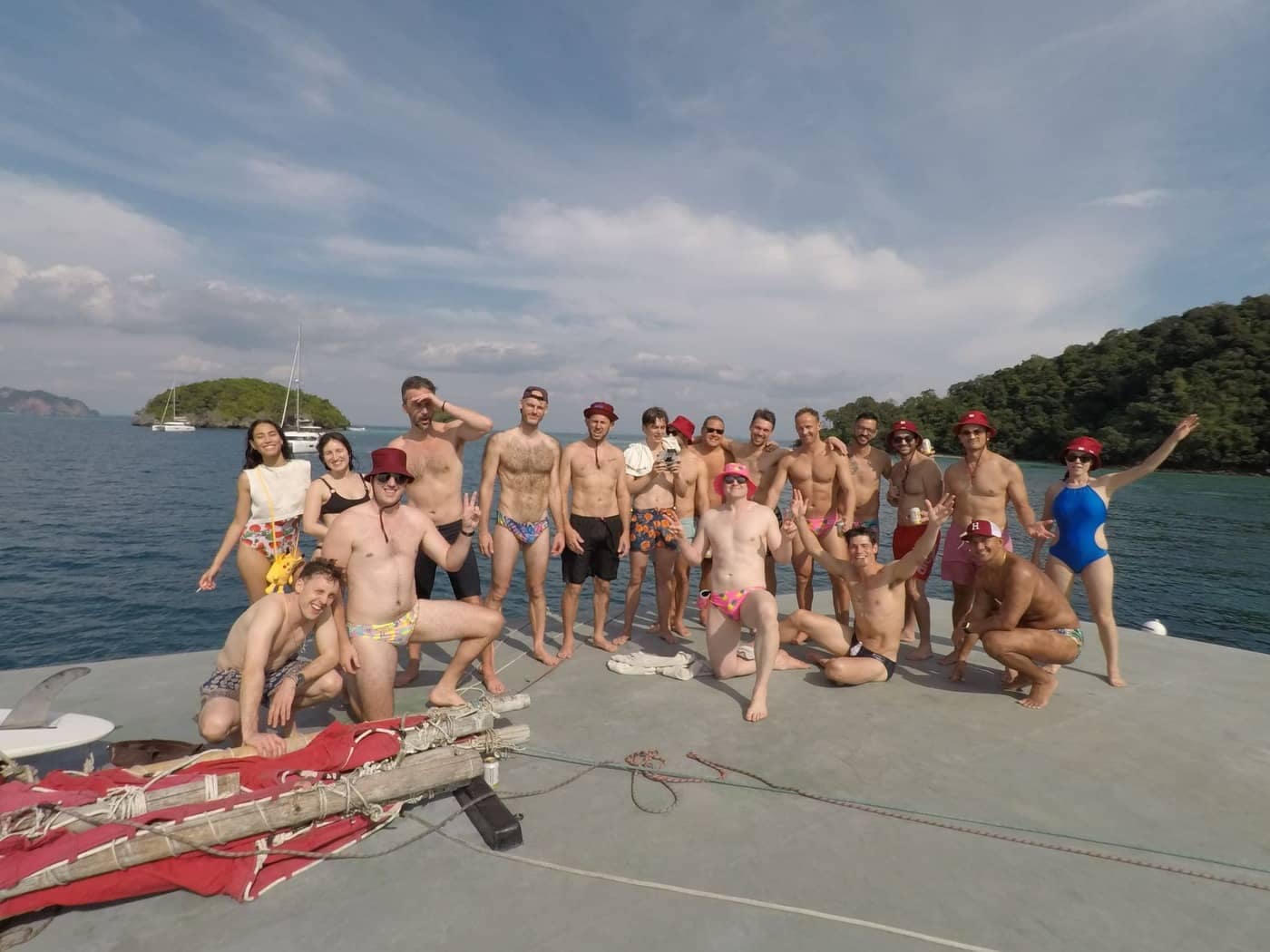 Un groupe d'hommes participant à un enterrement de vie de garçon lors d'une croisière au coucher du soleil à Krabi, en Thaïlande