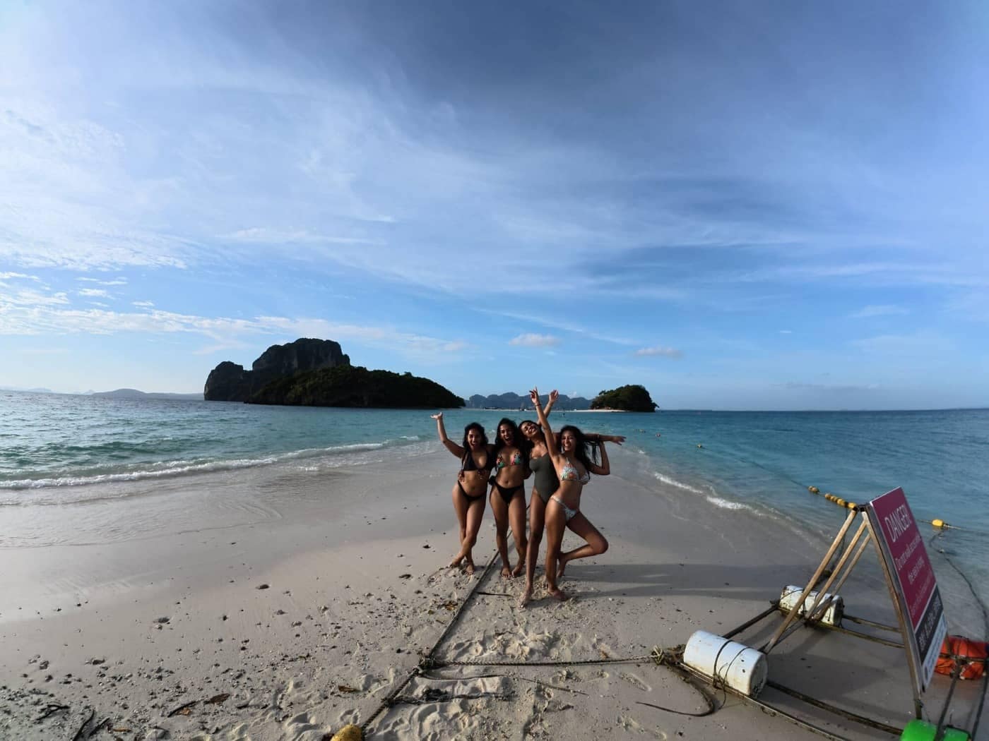 Un grupo de chicas en el banco de arena de Koh Tub, en Krabi