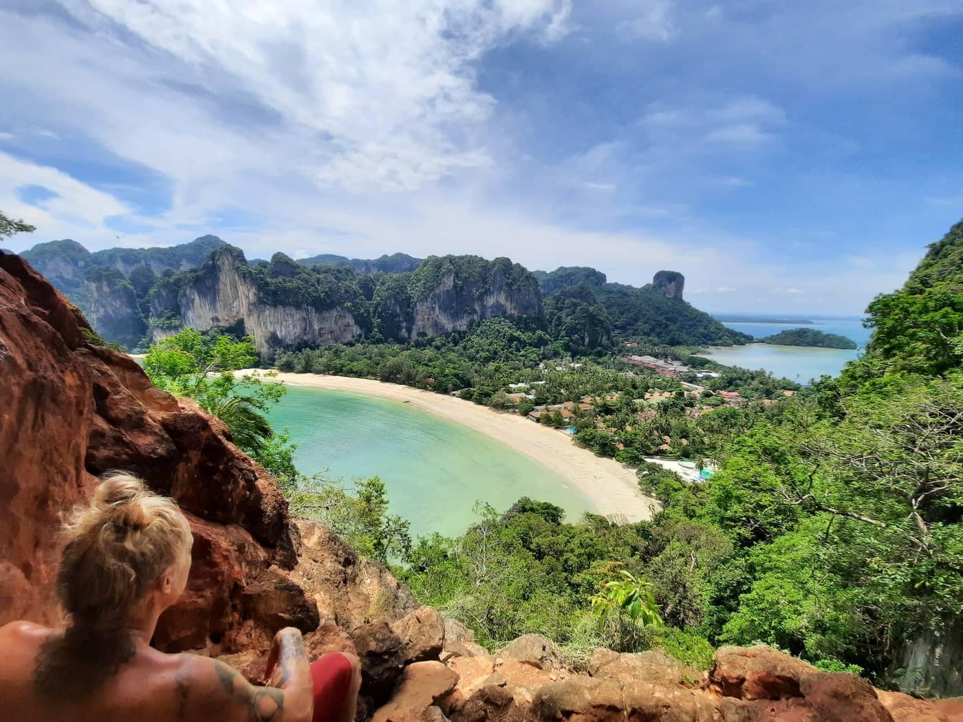 Vista panorámica de la playa de Railay West, de las calas turquesas y de los imponentes acantilados de piedra caliza desde un mirador rocoso en Krabi, Tailandia.