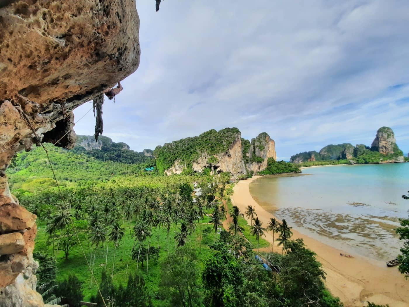 Playa Tonsai con un escalador en un penacho