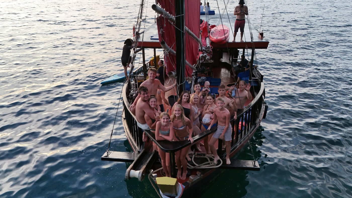 Une grande famille réunie sur le pont avant d'un bateau traditionnel privé à Krabi.