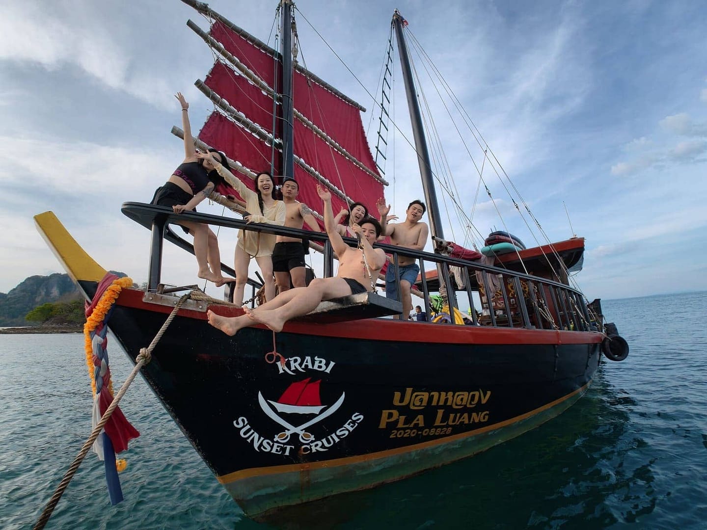 Un groupe de personnes à l'avant d'une jonque près de l'île de Chicken, à Krabi