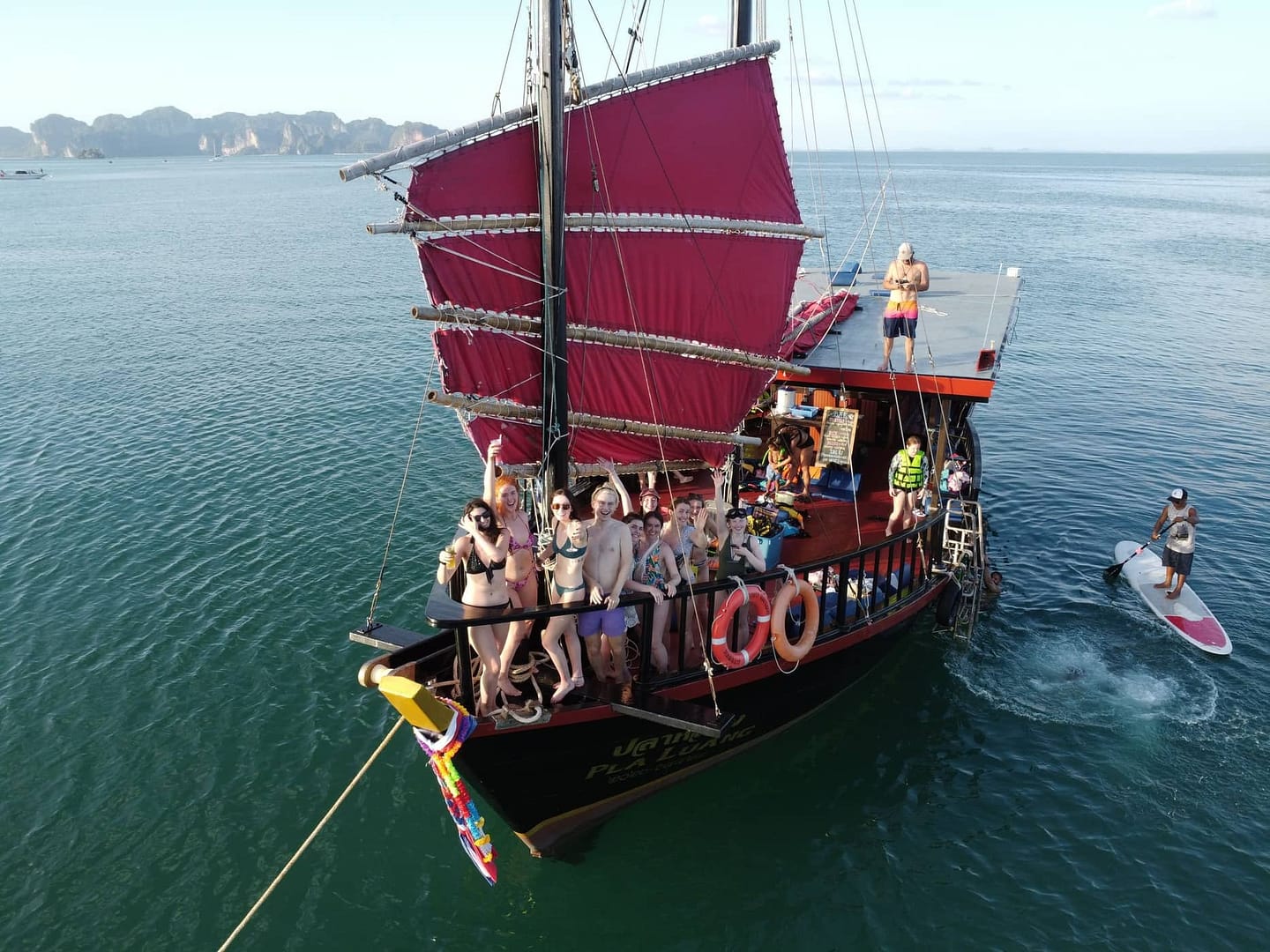 Un grupo privado de amigos disfrutando de un crucero por las islas de Krabi a bordo de Krabi Sunset Cruises