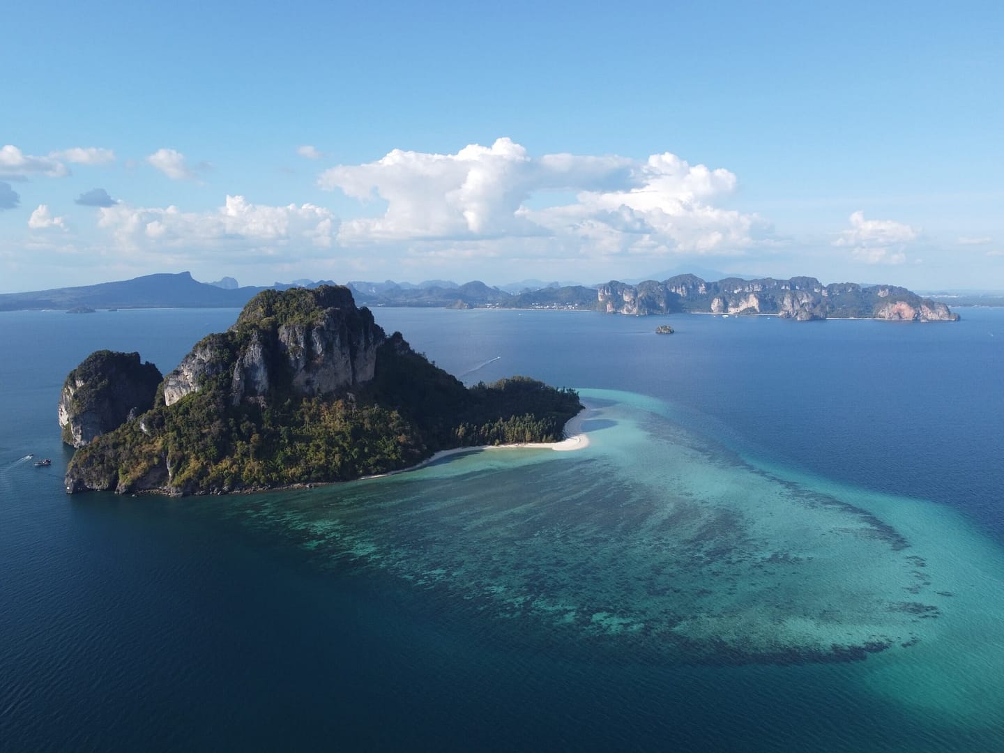 Koh poda vista de dron - una de las islas en un krabi 4 island tour