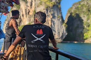 La tripulación de los cruceros al atardecer de Krabi contempla los acantilados de piedra caliza desde el barco
