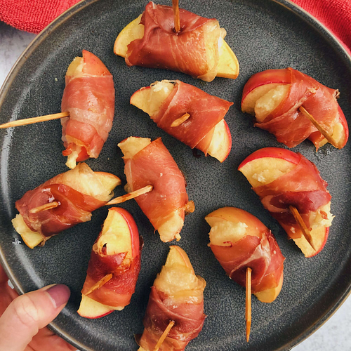 Baked Prosciutto Wrapped Apples: A fun and tasty, simple appetizer that's so perfect for parties! #healthyappetizer #dairyfreeappetizer | www.jillzguerin.com