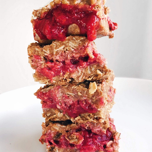 Strawberry No-Bake Oat Bars: gluten-free, dairy-free, and refined sugar-free and so refreshing! #healthytreats #healthydessert | www.jillzguerin.com