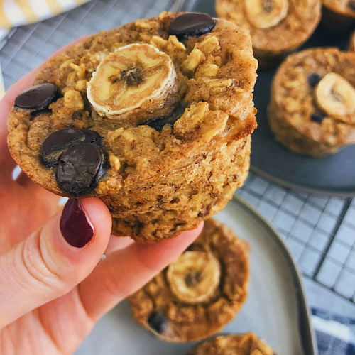 Banana Chocolate Chip Oatmeal Muffins: Deliciously moist and tasty oatmeal muffins made with only simple, healthy ingredients. #healthymuffins #healthybreakfast | www.jillzguerin.com