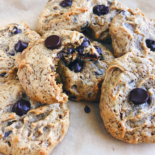 4 Ingredient Chocolate Chip Cookies: An extremely simple and wholesome classic chocolate chip cookie - gluten-free, dairy-free, and refined sugar-free! #healthycookie #easycookierecipe | www.jillzguerin.com