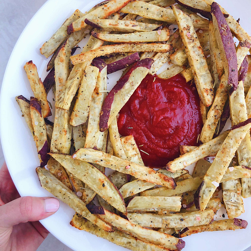 Healthy Sweet Potato Fries! A much healthier and more natural alternative to your favorite greasy fries. No toxic fried oils here! #healthyfood #healthyfries | www.jillzguerin.com