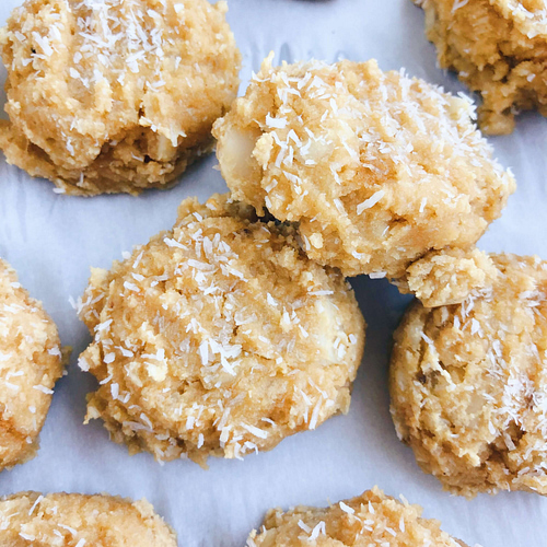 Healthy Coconut Macadamia Cookies: refreshing and light and only made with healthy, clean ingredients. #healthydessert #glutenfreecookies | www.jillzguerin.com
