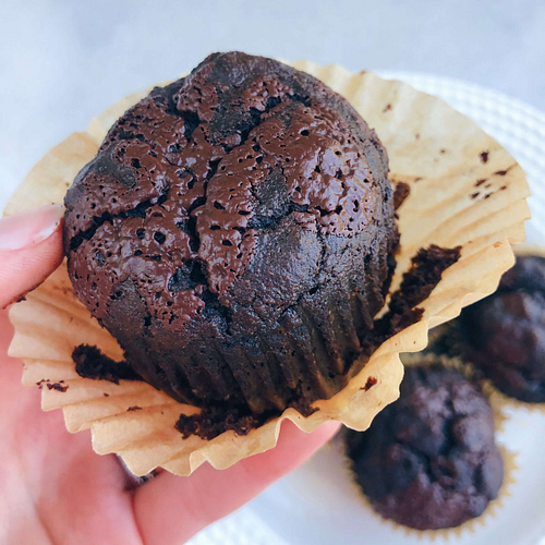 Low Sugar Ultra Dark Chocolate Muffins: Incredibly low in sugar and only sweetened with bananas and some crushed dark chocolate on top. #healthybaking #lowsugarbaking | www.jillzguerin.com