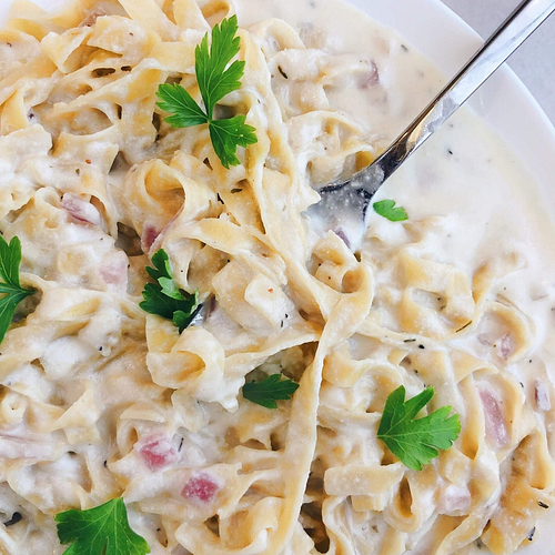 Dairy-Free Coconut Fettuccine Alfredo! Love fettuccine alfredo but hate the way you feel after? Then give this dairy-free version a try. #healthypasta #healthysauce | www.jillzguerin.com