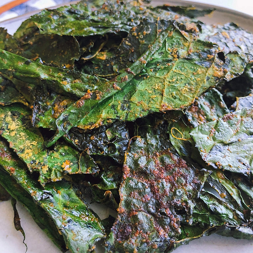 Spicy Kale Chips: Kale chips are an incredibly healthy snack and a nutritional rockstar. And they're delicious, too! #healthysnack #healthyfood | www.jillzguerin.com