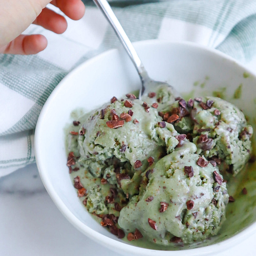 Mint Chip Nice Cream: The perfect refreshing, sweet treat for a hot summer day. Only sweetened with bananas and chocolate chips! #healthydessert #healthyicecream | www.jillzguerin.com