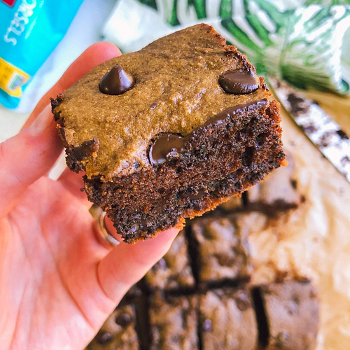 Healthy Brownie Cake Bars: These healthy brownie cake bars are super fluffy, incredibly delicious, and melt in your mouth good. #healthybrownies #healthydesserts | www.jillzguerin.com