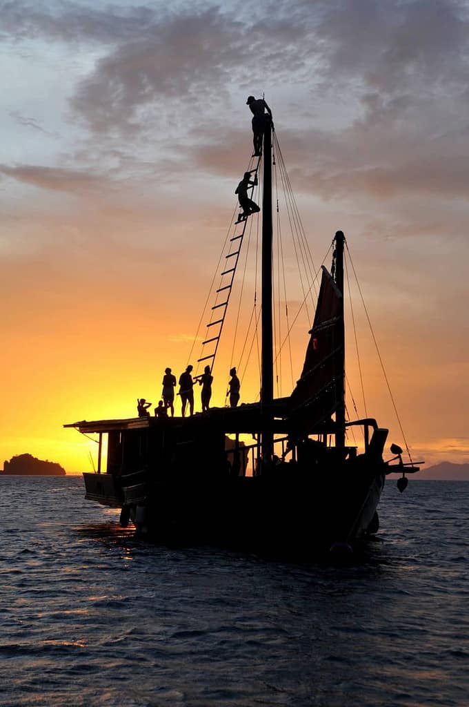Silhouette du jonque traditionnel de Krabi Sunset Cruises se découpant sur un coucher de soleil haut en couleur à Krabi